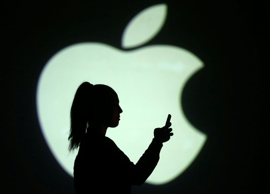 Apple (cena delnice: 497 dolarjev) je drugo podjetje na svetu, ki je preseglo vrednost dveh bilijonov dolarjev.  Decembra je za nekaj trenutkov uspel saudski naftni gigant Saudi Aramc, ki je bil do prejšnjega meseca najdragocenejše podjetje na svetu, ko ga je prehitel Apple.  Foto: Reuters