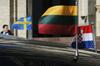 Avtomobili švedskih, litvanskih in hrvaških diplomatov pred ruskim zunanjim ministrstvom, kjer so diplomati prejeli protestne note. Foto: Reuters