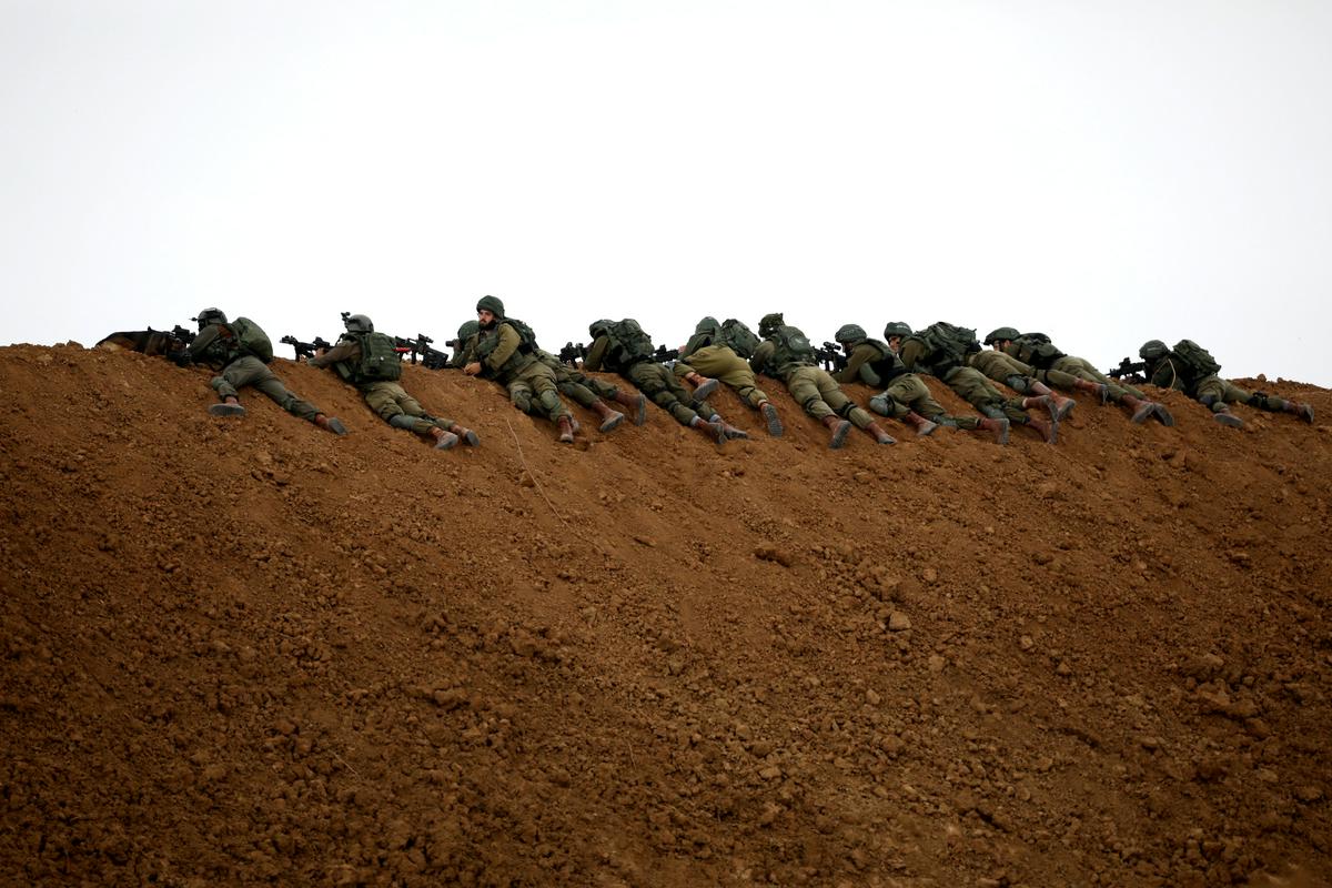 Izraelska vojska ob Gazi. Izraelske sile so ubile 17 Palestincev, več kot 1.400 so jih ranile. Foto: Reuters
