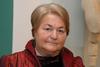Lenčka Kupper se je rodila 4. aprila 1938 na Bistrici pri Pliberku v znani Bognarjevi družini. Obiskovala je gospodinjsko šolo v Šentrupertu pri Velikovcu, pozneje pa se izučila za šiviljo. Pela je v različnih zborih, leta 1980 pa se je širši javnosti predstavila z zdaj že ponarodelo pesmijo Enkrat je bil en škrat v Domu glasbe v Celovcu. To pesem danes pojejo slovenski otroški in mladinski zbori, otroci v slovenskih šolah in vrtcih po vsem svetu. Foto: JSKD