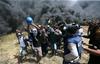 Na petkovih protestih se je na različnih krajih v bližini žičnate ograje in zidu, ki ločuje Gazo in Izrael, po navedbah izraelske vojske zbralo približno 20.000 palestinskih protestnikov. Foto: Reuters