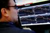 Elitni newyorški delniški indeks Dow Jones (25.320 točk), ki ga sestavlja 30 ameriških korporacij, je v ponedeljek pridobil nekaj točk, v torek pa ostal nespremenjen, medtem ko je tehnološki indeks Nasdaq (7.703 točke) včeraj pridobil več kot pol odstotka in postavil novo rekordno vrednost. Foto: Reuters