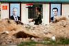 Sirski vojak med fotografijama ruskega predsednika Vladimirja Putina in sirskega predsednika Bašarja Al Asada, ki jima Trump grozi s povračilnimi ukrepi za domnevni kemični napad na Dumo. Foto: Reuters