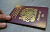 Potni list Združenega kraljestva Velike Britanije in Severne Irske. Britanci so v letu 2016, ko so glasovali za izstop iz EU-ja, podelili državljanstva 6.500 ljudem. Foto: Reuters
