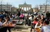 Berlin je eno bolj priljubljenih evropskih mest, a tamkajšnji prebivalci vse bolj tožijo nad rastočimi cenami in gentrifikacijo sosesk. Foto: Reuters