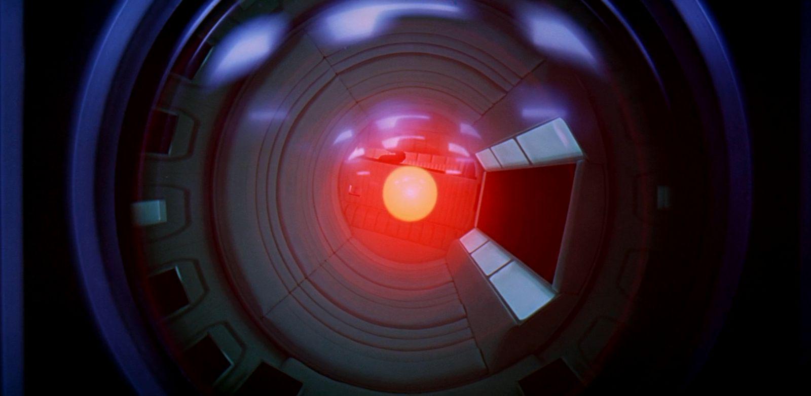 HAL 9000 je umetna inteligenca v filmu 2001: Odiseja v vesolju, ki upravlja vesoljsko ladjo in je v interakciji s posadko ladje. Vendar pa se nato začne maščevati astronavtom, ki ga želijo zaradi okvare izključiti. Foto: IMDb