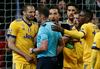 Gianluigi Buffon in Giorgio Chiellini sta najbolj ostro napadla sodnika Michaela Oliverja. Foto: Reuters