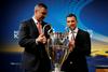 Pokal sta na oder prinesla župan Kijeva Vitalij Kličko in ambasador finala Andrej Ševčenko. Foto: Reuters