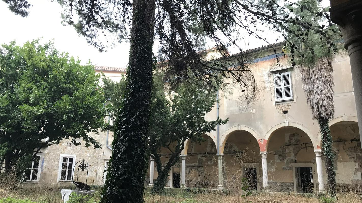 Atrij propadajočega servitskega samostana v Kopru.