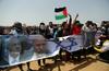 Palestinski protestniki so razvili zastave, ki upodabljajo izraelskega premierja Netanjahuja in obrambnega ministra Liebermana, ki Palestince označujeta za teroriste. Foto: Reuters