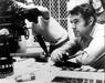 Film Let nad kukavičjim gnezdom je nastal po romanu iz leta 1962, ko je Ken Kesey pretresljivo opisal dogajanje v psihiatrični bolnišnici v Oregonu. Na fotografiji je režiser filma Miloš Forman med snemanjem filma. Foto: IMDb
