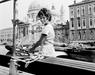 Igralka italijanskih korenin Claudia Cardinale se je rodila 15. aprila 1938 v kraju La Goulette v Tuniziji. Tukaj je na posnetku iz Benetk leta 1967. Foto: AP