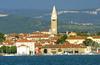 Iščejo se predlogi za izvedbo nove likovne stvaritve, natančneje slike, ki bo krasila lani obnovljeni oltar na Bošadragi ob Ribiškem trgu v Kopru. Po virih koprskega zgodovinarja Gedeona Pusterla naj bi sliko, ki je nadomestila starejši dotrajan original, leta 1849 ustvaril Bartolomeo Gianelli in naj bi poleg Marije prikazovala like treh svetnikov: Nazarija, Roka in Elije. Gianellijevega dela, morda kopija originalne baročne slike, danes ni več, zato je potrebna nova umetniška stvaritev. Foto: BoBo