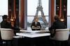 Jean-Jacques Bourdin, novinar RMC-BFM in Edwy Plenel, novinar spletne preiskovalne strani Mediapart, sta Macrona gostila v gledališču Theatre National de Chaillot, tik ob Eifflovem stolpu. Foto: Reuters