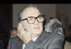 Federico Fellini (1920-1993) velja za enega najvplivnejših filmarjev 20. stoletja. Poleg nagrad na festivalih v Cannesu in Benetkah je dobil tudi štiri oskarje za tujejezični film ter nekaj mesecev pred smrtjo leta 1993 še oskarja za življenjsko delo. Foto: AP