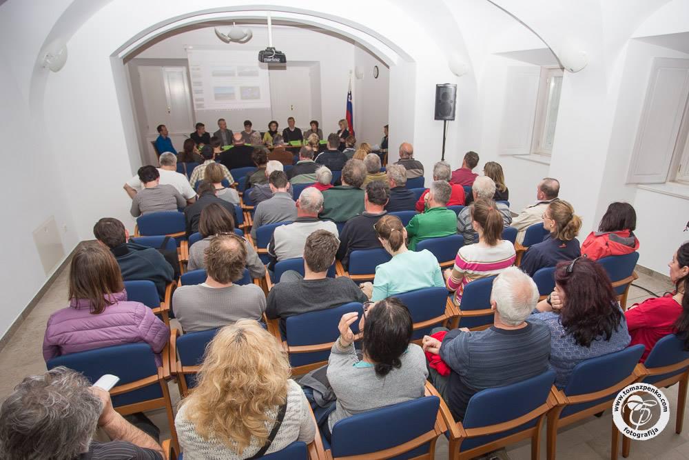 Razprava o ogroženosti in varovanju pitne vode na območju občin Postojna in Pivka.