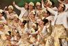 Na tekmovanju petih vrhunskih zborov z vsega sveta so sedemčlansko mednarodno strokovno žirijo najbolj prepričali mladi pevci zbora The Resonanz Children’s Choir iz Indonezije, ki so pokazali muzikalno najbolj prepričljivo izvedbo, hkrati pa očarali z bogato kostumografijo in celovitim odrskim nastopom. Foto: Janez Eržen