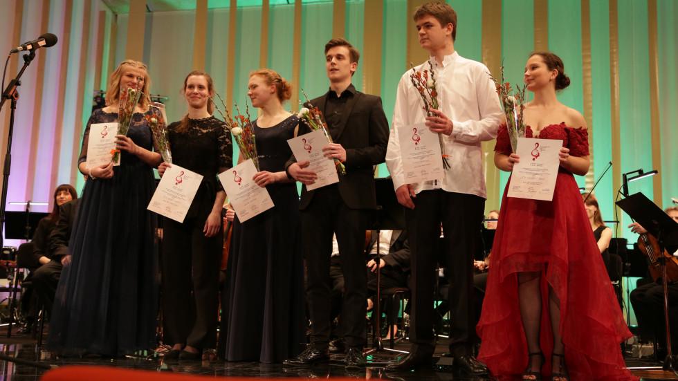 Na sliki z leve: 2. Teja Udovič Kovačič, 3. Samanta Škorja, 4. Sebastjan Buda, 5. zmagovalec slovenskega finala, violinist Nikola Pajanović 6. Leto Križanič Žorž