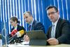 Minister za javno upravo Koprivnikar (desno) in državni sekretar na ministrstvu za gospodarski razvoj in tehnologijo Aleš Cantarutti (sredina) Foto: Promocijsko gradivo/MGRT