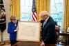 Trump je od Merklove v dar prejel zgodovinski zemljevid nemške dežele Pfalške iz leta 1705. Foto: Reuters
