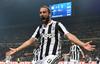 Juventus je bil na robu poraza, a je ob koncu dosegel dva gola in zmagal s 3:2. Mož odločitve je bil napadalec Gonzalo Higuain, ki je dosegel 16. zadetek v letošnji sezoni. Foto: Reuters
