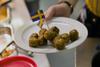 Mesne kroglice kot eno najbolj tradicionalnih švedskih jedi strežejo tudi v Ikeinih samopostrežnih restavracijah. Foto: EPA