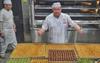 Nadir Güllü je peta generacija izdelovalcev baklave, s tremi sinovi pa ima že poskrbljeno za nasledstvo. Foto: MMC RTV SLO/Kaja Sajovic
