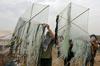 Izraelski kmetje poročajo o gorečih predmetih, ki jih z zmaji Palestinci pošiljajo nad njihova polja. Foto: Reuters