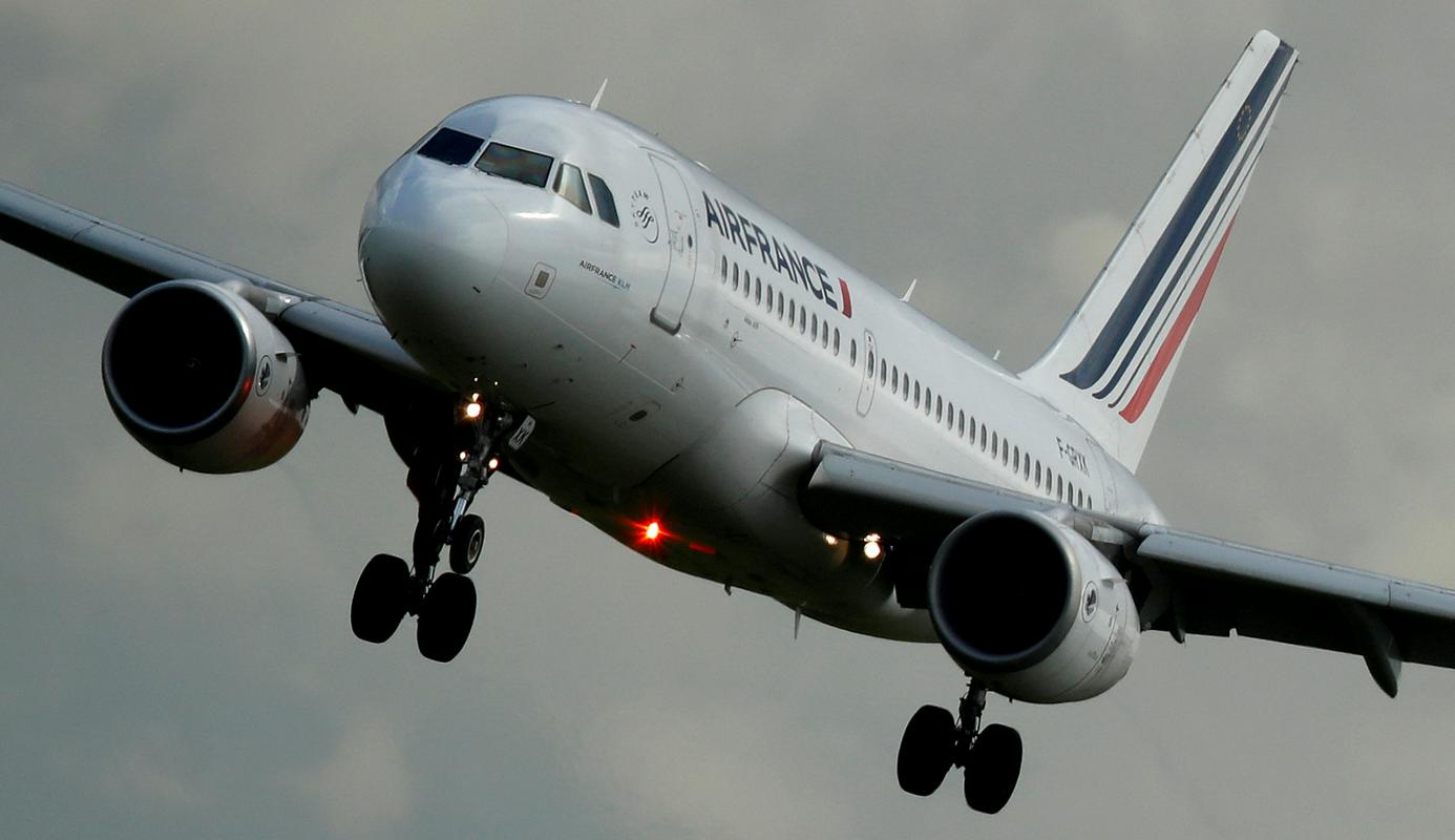 Kot so sporočili iz družbe Fraport Slovenija, ki upravlja Letališče Jožeta Pučnika Ljubljana, je včeraj iz Pariza pripotovalo 55 potnikov, v Francijo, ki jo je Slovenija pred kratkim uvrstila na seznam epidemiološko varnih držav, pa je odpotovalo 42 potnikov. Foto: Reuters Kot so sporočili iz družbe Fraport Slovenija, ki upravlja Letališče Jožeta Pučnika Ljubljana, je včeraj iz Pariza pripotovalo 55 potnikov, v Francijo, ki jo je Slovenija pred kratkim uvrstila na seznam epidemiološko varnih držav, pa je odpotovalo 42 potnikov. Foto: Reuters