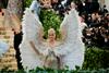 Največ pozornosti je poleg pevke Rihanne z ekstravagantno kreacijo vzbudila Katy Perry. Foto: Reuters