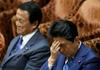 Japonski namestnik premierja Taro Aso (levo) je dejal, da spolno nadlegovanje ni zločin, a pozneje dejal, da se je nanašal na kazenski zakonik. Premier Šinzo Abe (desno) je politike pozval k preudarni rabi besed. Foto: Reuters