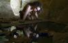 Neandertalski otrok, zazrt v svojo zrcalno podobo v vodi (muzej v Krapini na Hrvaškem). Foto: Reuters