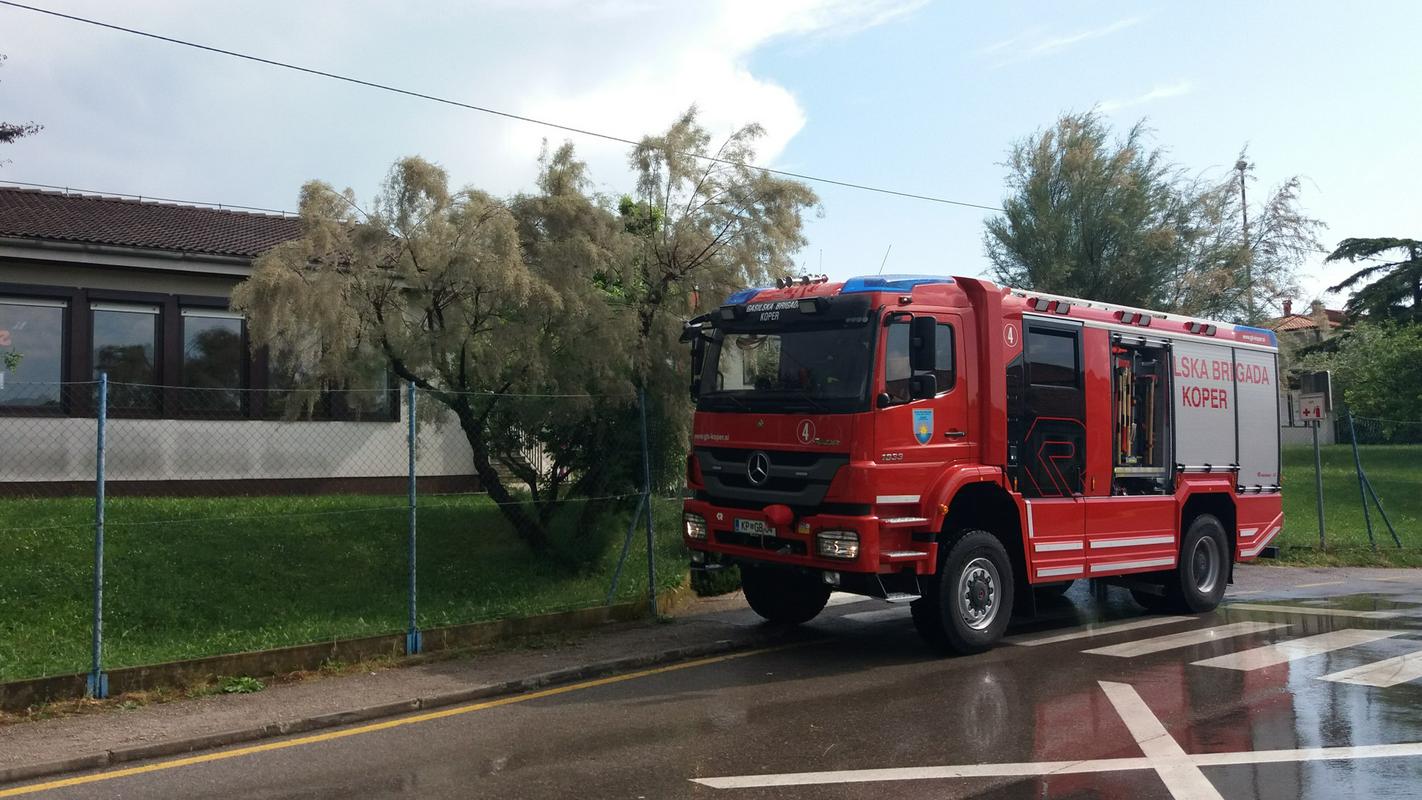 Koprska gasilska brigada se je hitro odzvala na klic občanov, ki so bili v šoli zaradi referenduma.
