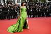 Manekenka Winnie Harlow se je v zeleni obleki po rdeči preprogi sprehodila na premieri filma BlacKkKlansman. Foto: Reuters