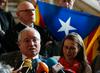 Nekdanji katalonski kulturni minister Lluis Puig in kmetijska ministrica Meritxell Serret po odločitvi sodišča. Foto: Reuters