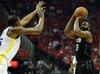 James Harden je bil skupaj z Ericom Gordonom prvi strelec Houstona. Oba sta dosegla po 27 točk. A razliko sta naredila PJ Tucker in Trevor Ariza. Dvojec je na prvi tekmi skupaj prispeval 9 točk, tokrat kar 41. Foto: Reuters