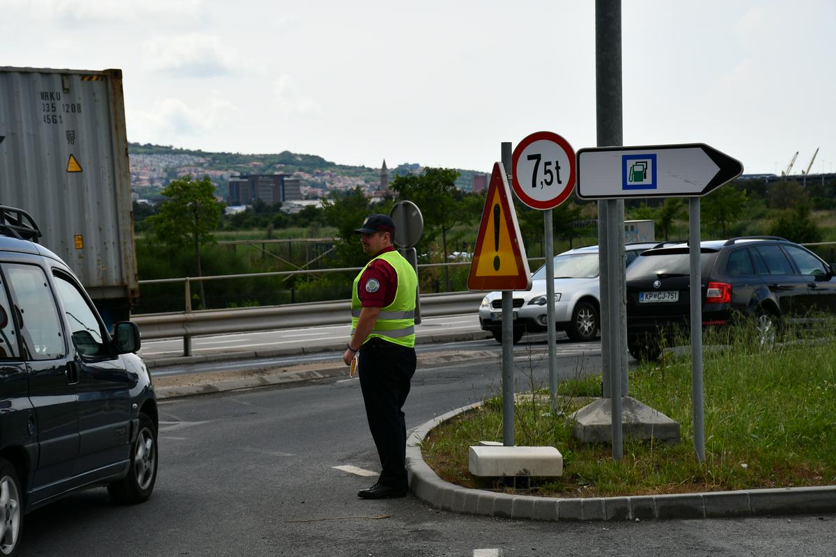 Občinski redarji so začeli preusmerjati tovorni promet mimo Bertoške vpadnice, ki jo je občina Koper zaprla.