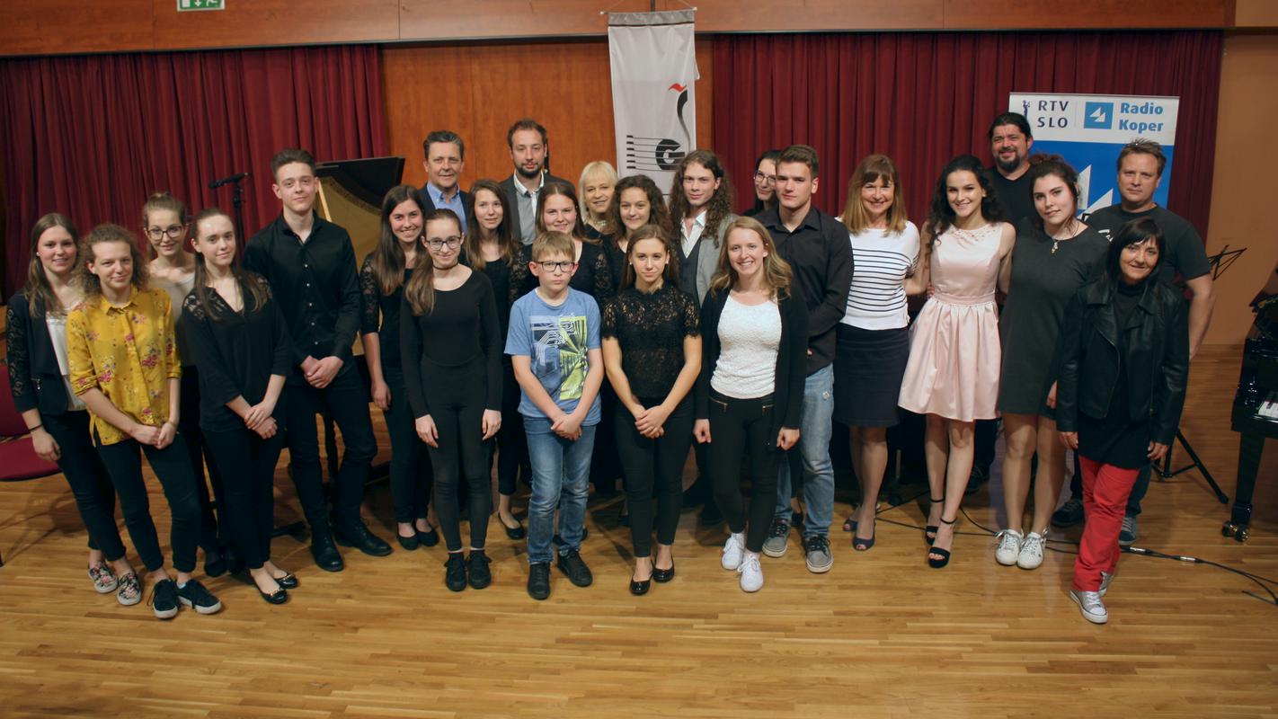 Skupinska slika po oddaji Primorski glasbeni talenti,ki je potekala v živo iz prostorov Glasbene šole Nova Gorica.