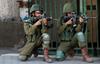Izraelska ostrostrelca na meji v pripravljenosti med palestinskimi protesti meseca maja. Foto: Reuters