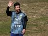 Lionel Messi se z 'gavči' pripravlja na svetovno nogometno prvenstvo, ki se bo junija začelo v Rusiji. Foto: Reuters