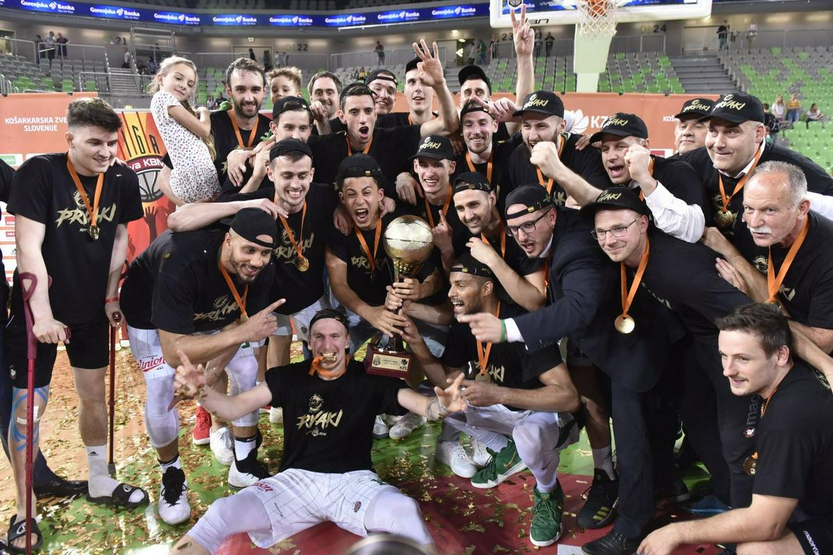 Lorbek je zadnji kapetan Olimpije, ki je dvignil pokal za naslov državnega prvaka. Foto: BoBo/Žiga Živulović jr. Lorbek je zadnji kapetan Olimpije, ki je dvignil pokal za naslov državnega prvaka. Foto: BoBo/Žiga Živulović jr.