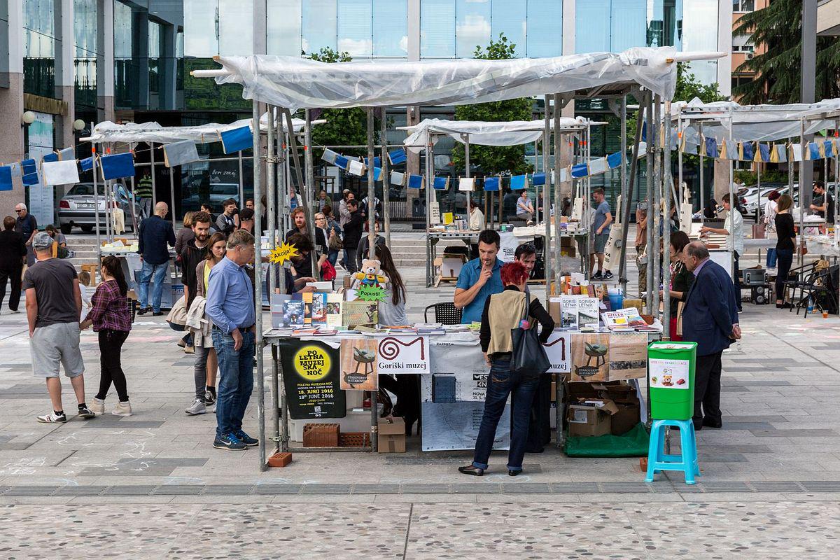 Tudi letos vabijo organizatorji na sprehode, pogovore, delavnice, predstavitve knjižnih novosti, razstave in koncerte, ki bodo zgradili edinstveno knjižno mesto na Bevkovem trgu v Novi Gorici. Od torka do petka bo Bevkov trg zavzelo sejemsko dogajanje. Foto: Peter Mišič