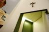 Na Bavarskem so sprejeli zakon, po katerem morajo javne zgradbe v svoj vhodni prostor namestit križ. Fotografija je z münchenskega sodišča. Foto: Reuters