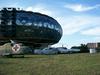 Od leve proti desni: helikopter Mil Mi-8, helikopter Kamov Ka-27 in lovec MiG-21. V ozadju stavba muzeja letalstva na beograjskem letališču.