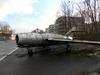 MiG-15 je bilo prvo sovjetsko letalo z naklonjenim (puščičastim) krilom. Na fotografiji nekoliko slabše ohranjen primerek pred muzejem poljskega letalstva v Krakovu.