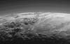 Področje, kjer so našli sipine. Fotografija je bila posneta 15 minut po najbližjem obletu z razdalje 18.000 kilometrov, ko je New Horizons pogledal nazaj proti s Soncem obsijanem Plutonu. Desno je vidna ravnica Sputnik, levo in spodaj je gorovje, takrat še imenovano Hillary. Foto: NASA/Johns Hopkins University Applied Physics Laboratory/Southwest Research Institute