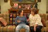 Od mrtvih obujena serija Roseanne se je v predčasno zaključeni deseti sezoni vrtela predvsem okrog zakoncev Connor (Roseanne Barr in John Goodman) in njune hčerke Darlene (Sara Gilbert), ki se je s svojimi otroki priselila k njima. Foto: Reuters