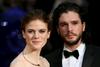 Ljubezensko razmerje Jona Snowa in Ygritte je imelo na malih zaslonih v slavni seriji Igre prestolov žalosten konec, v resničnem življenju pa ljubezen Rose Leslie in Kita Haringtona še vedno - in vse bolj - cveti. Foto: Reuters