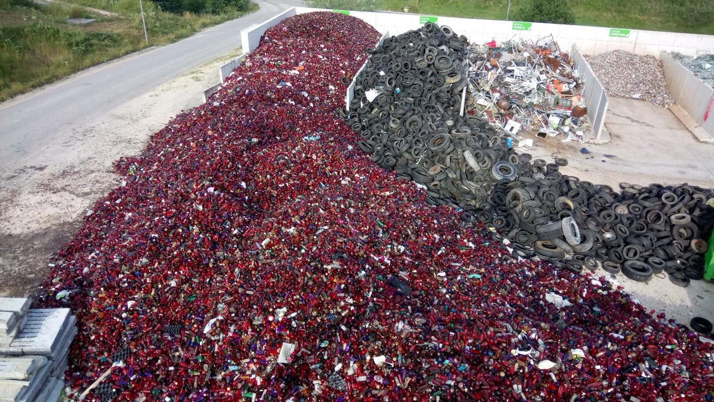 V Sloveniji zaradi uporabe nagrobnih sveč letno nastane od 8.000 do 10.000 ton odpadkov. Foto: Zbornica komunalnega gospodarstva V Sloveniji zaradi uporabe nagrobnih sveč letno nastane od 8.000 do 10.000 ton odpadkov. Foto: Zbornica komunalnega gospodarstva