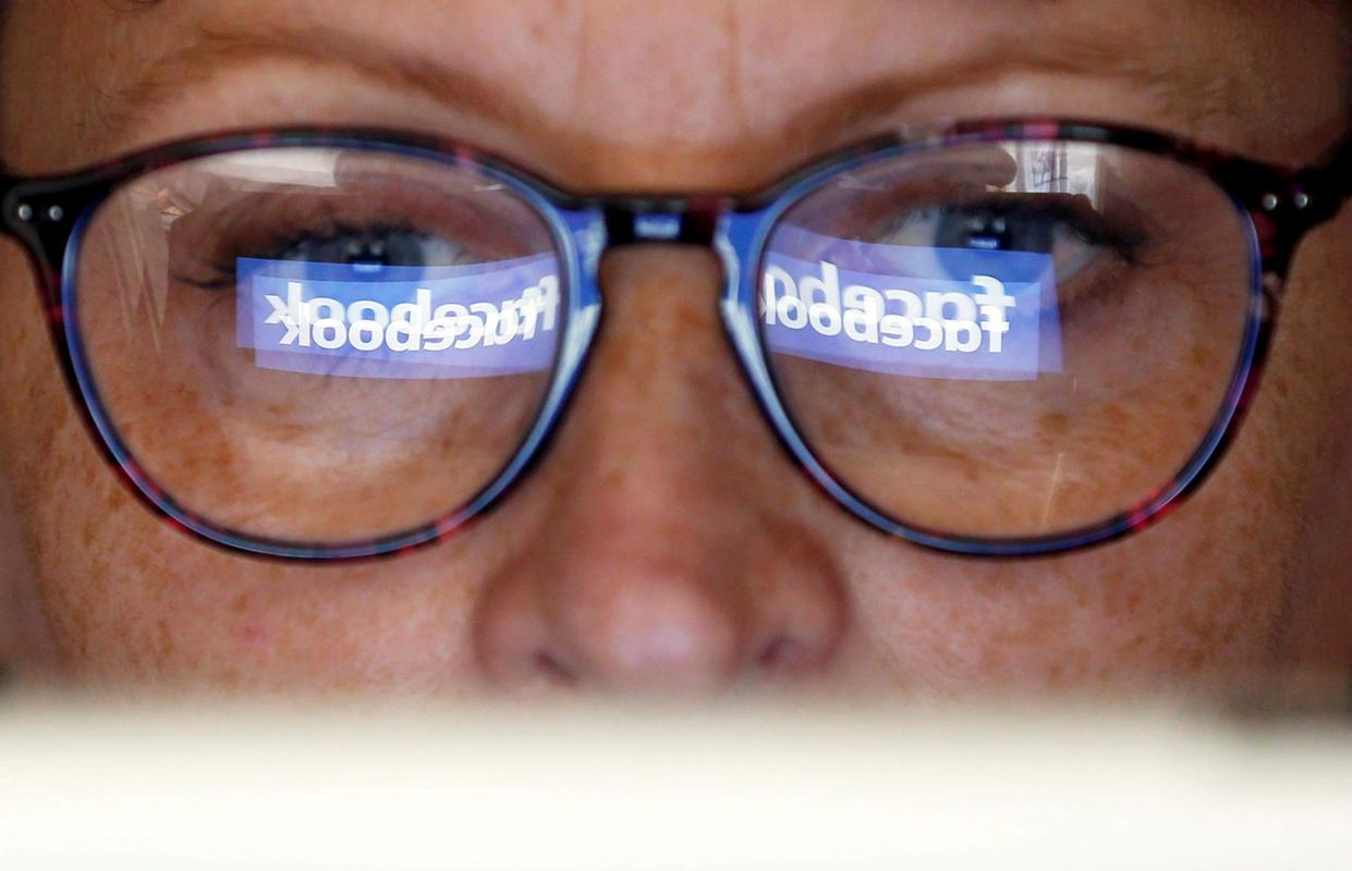 Facebook naj bi te podatke posredoval okrog 60 podjetjem, med drugim Amazonu, Applu, Blackberryju, HTC-ju, Microsoftu in Samsungu, čeprav je zagotovil, da tega ne bo več počel. Foto: Reuters